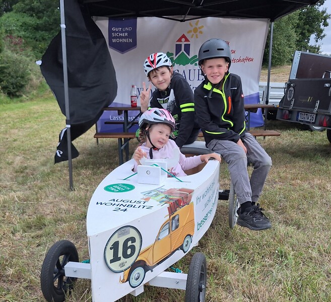„August Wohnblitz 24“ beim Seifenkistenrennen in Süptitz